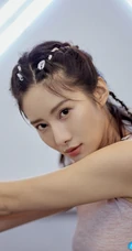 吴优气质紧身短款装背心，运动裤展苗条纤细线条线条感写真照