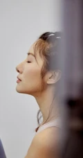 吴优气质紧身短款装背心，运动裤展苗条纤细线条线条感写真照