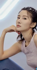 吴优气质紧身短款装背心，运动裤展苗条纤细线条线条感写真照
