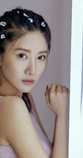 吴优气质紧身短款装背心，运动裤展苗条纤细线条线条感写真照