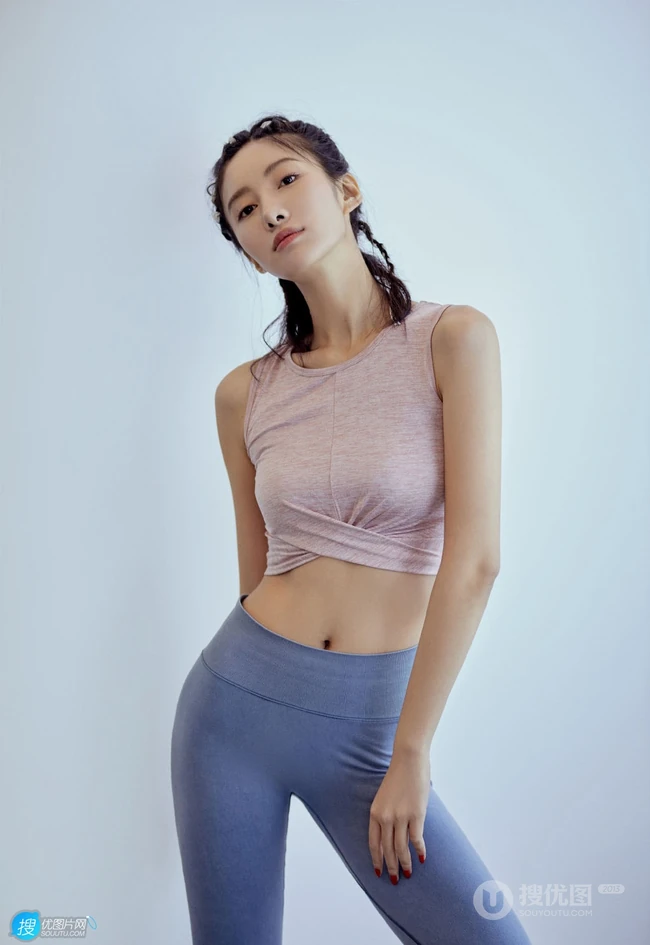 吴优气质紧身短款装背心，运动裤展苗条纤细线条线条感写真照