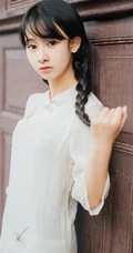 美丽动人的双麻花辫民国风旗袍少女游园街拍超美摄影艺术写真照