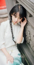 美丽动人的双麻花辫民国风旗袍少女游园街拍超美摄影艺术写真照