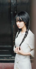美丽动人的双麻花辫民国风旗袍少女游园街拍超美摄影艺术写真照