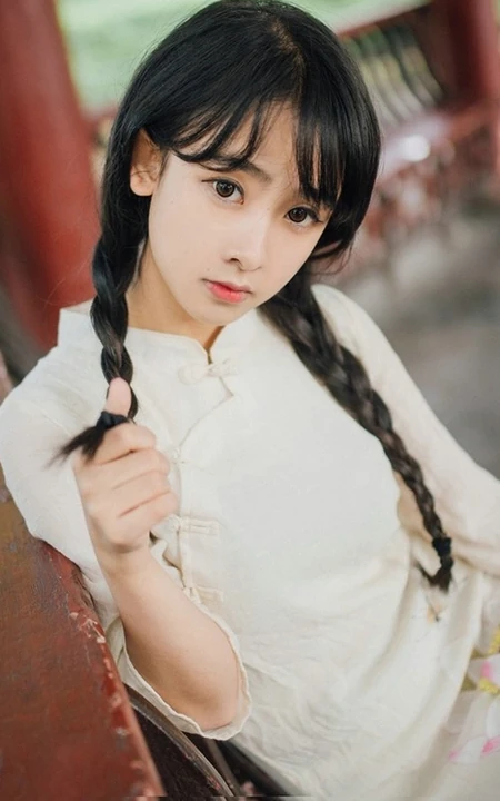 美丽动人的双麻花辫民国风旗袍少女游园街拍超美摄影艺术写真照