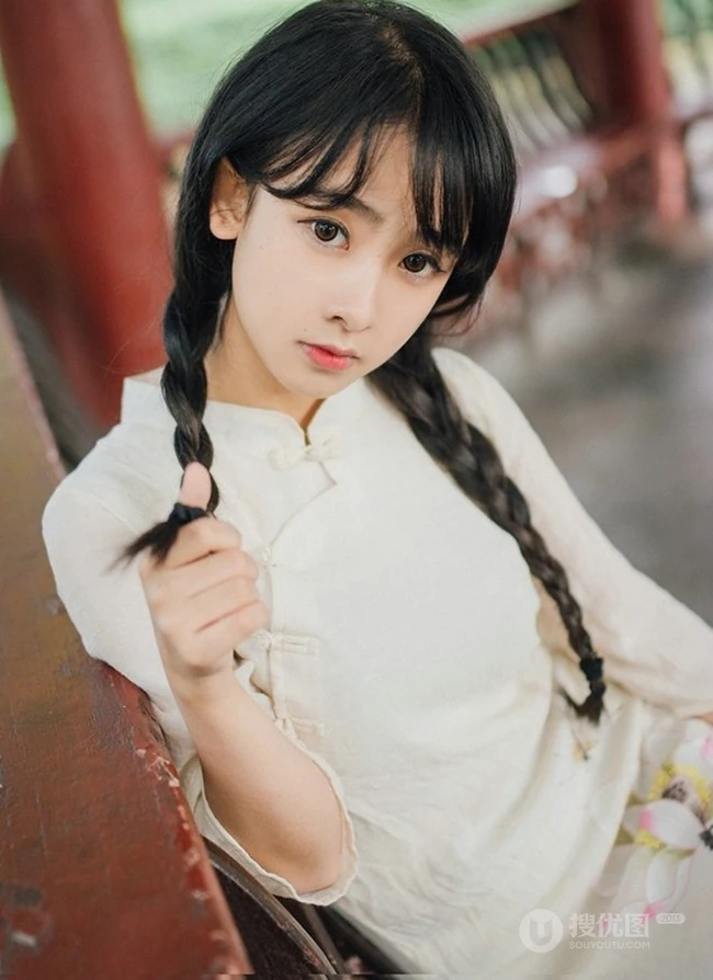 美丽动人的双麻花辫民国风旗袍少女游园街拍超美摄影艺术写真照