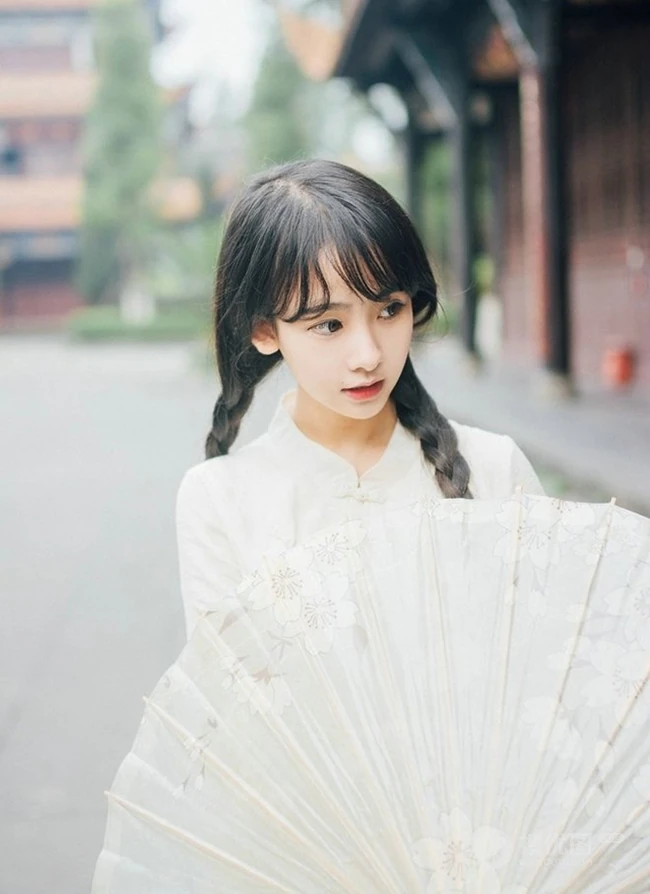 美丽动人的双麻花辫民国风旗袍少女游园街拍超美摄影艺术写真照