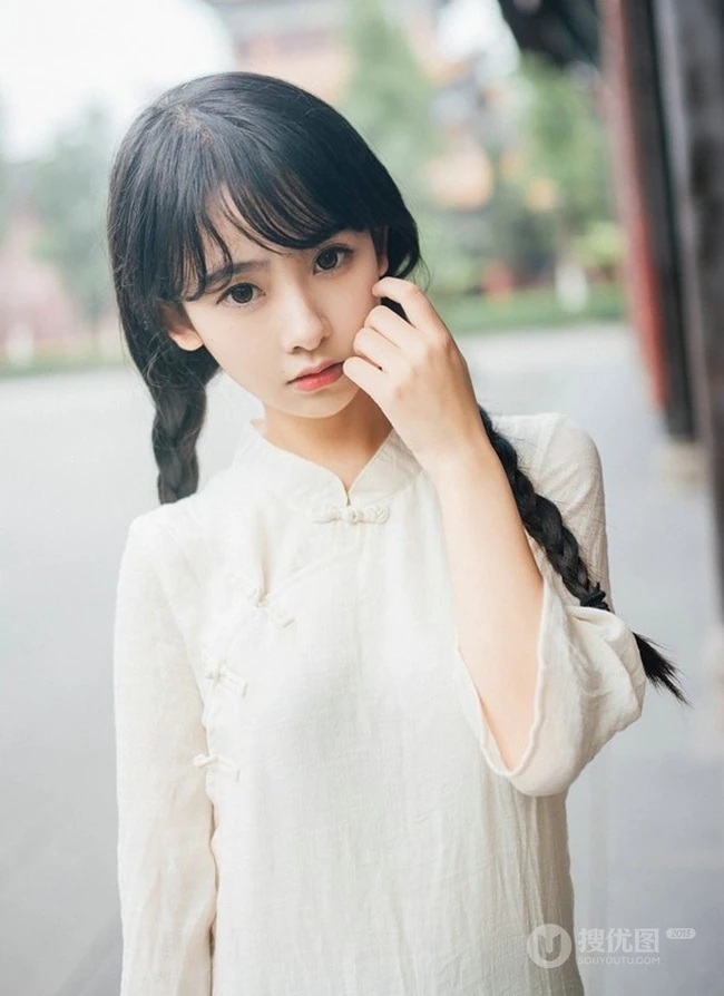 美丽动人的双麻花辫民国风旗袍少女游园街拍超美摄影艺术写真照