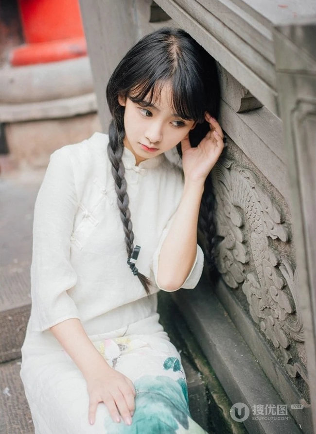 美丽动人的双麻花辫民国风旗袍少女游园街拍超美摄影艺术写真照