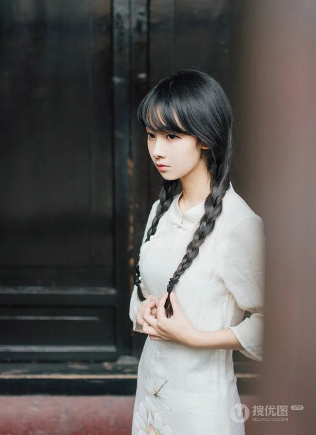 美丽动人的双麻花辫民国风旗袍少女游园街拍超美摄影艺术写真照