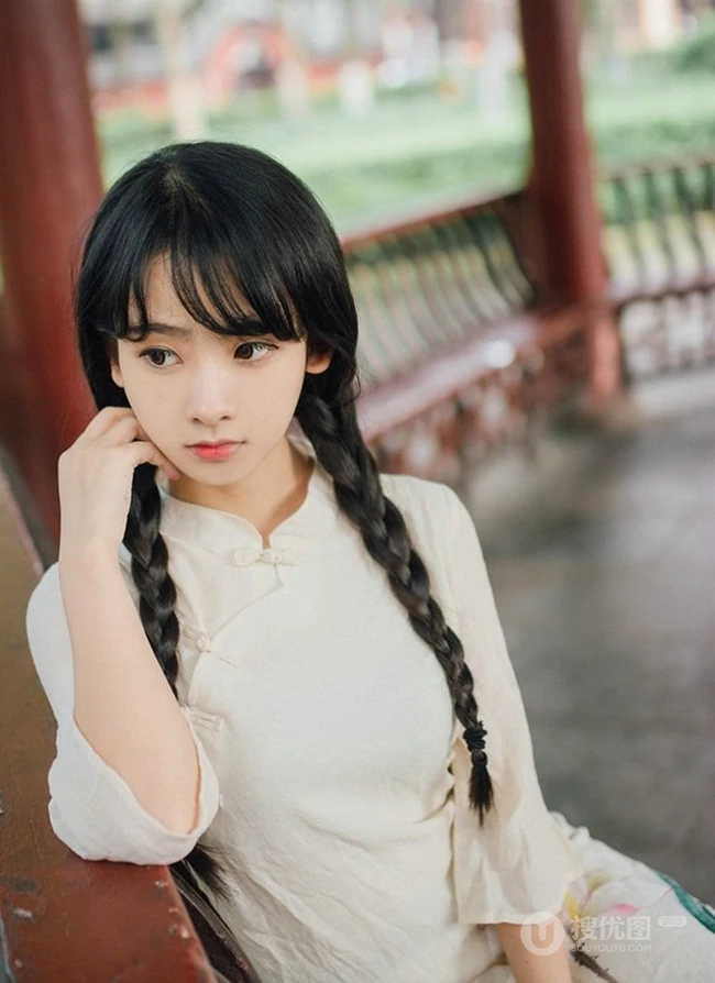 美丽动人的双麻花辫民国风旗袍少女游园街拍超美摄影艺术写真照