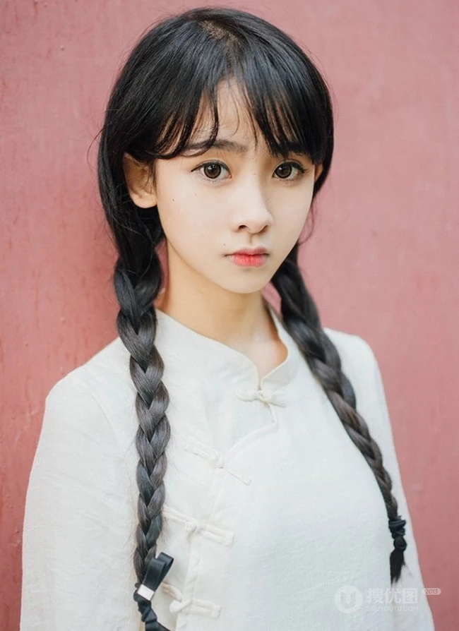 美丽动人的双麻花辫民国风旗袍少女游园街拍超美摄影艺术写真照