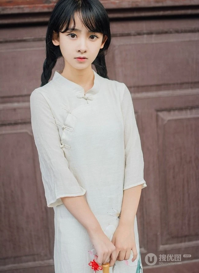 美丽动人的双麻花辫民国风旗袍少女游园街拍超美摄影艺术写真照