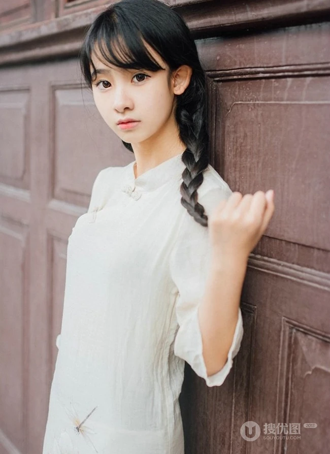 美丽动人的双麻花辫民国风旗袍少女游园街拍超美摄影艺术写真照