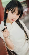 美丽动人的双麻花辫民国风旗袍少女游园街拍超美摄影艺术写真照