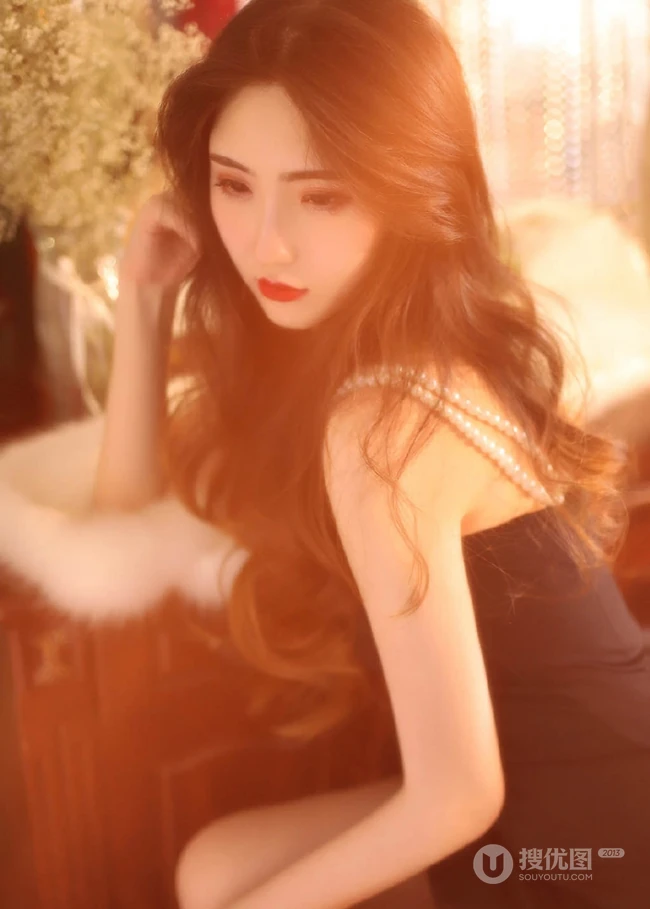 暖色调室内里的卷发，红唇，肩带黑裙柔美气质女人摄影艺术写真照