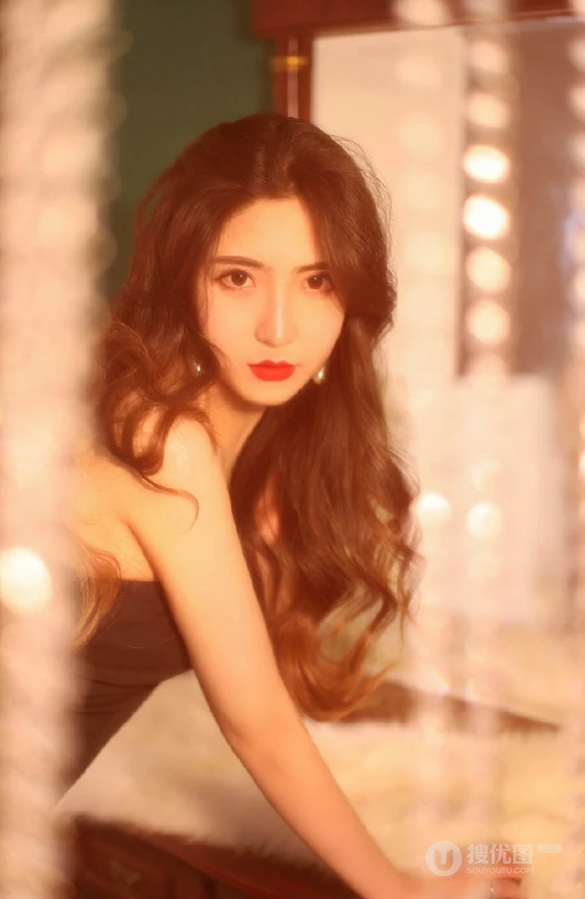 暖色调室内里的卷发，红唇，肩带黑裙柔美气质女人摄影艺术写真照