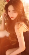 暖色调室内里的卷发，红唇，肩带黑裙柔美气质女人摄影艺术写真照