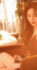 暖色调室内里的卷发，红唇，肩带黑裙柔美气质女人摄影艺术写真照