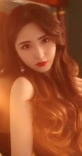 暖色调室内里的卷发，红唇，肩带黑裙柔美气质女人摄影艺术写真照
