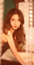 暖色调室内里的卷发，红唇，肩带黑裙柔美气质女人摄影艺术写真照