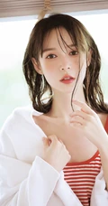 穿红色条纹装的肩带裙高颜值湿发少女清新动人白皙浅粉写真美照