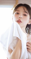 穿红色条纹装的肩带裙高颜值湿发少女清新动人白皙浅粉写真美照