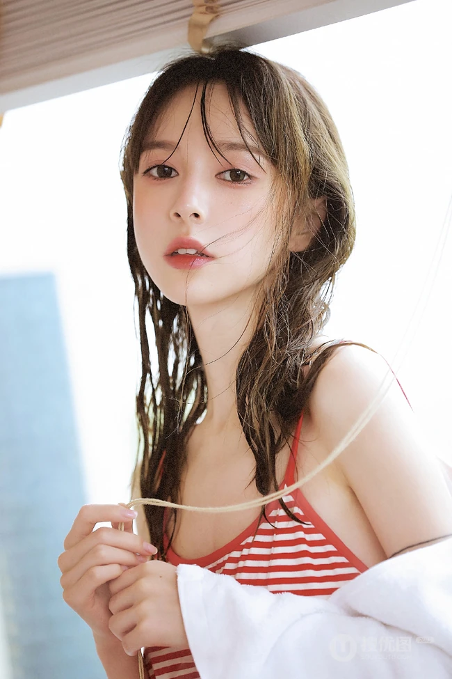 穿红色条纹装的肩带裙高颜值湿发少女清新动人白皙浅粉写真美照