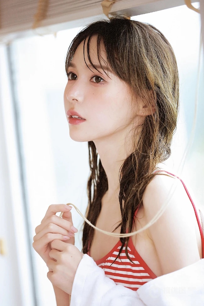 穿红色条纹装的肩带裙高颜值湿发少女清新动人白皙浅粉写真美照