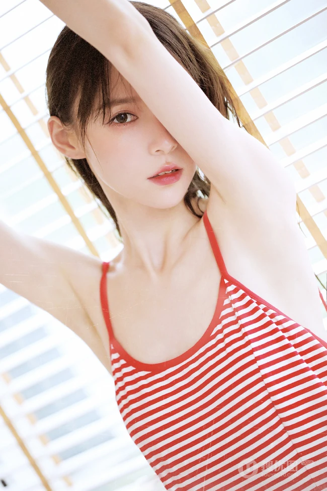 穿红色条纹装的肩带裙高颜值湿发少女清新动人白皙浅粉写真美照