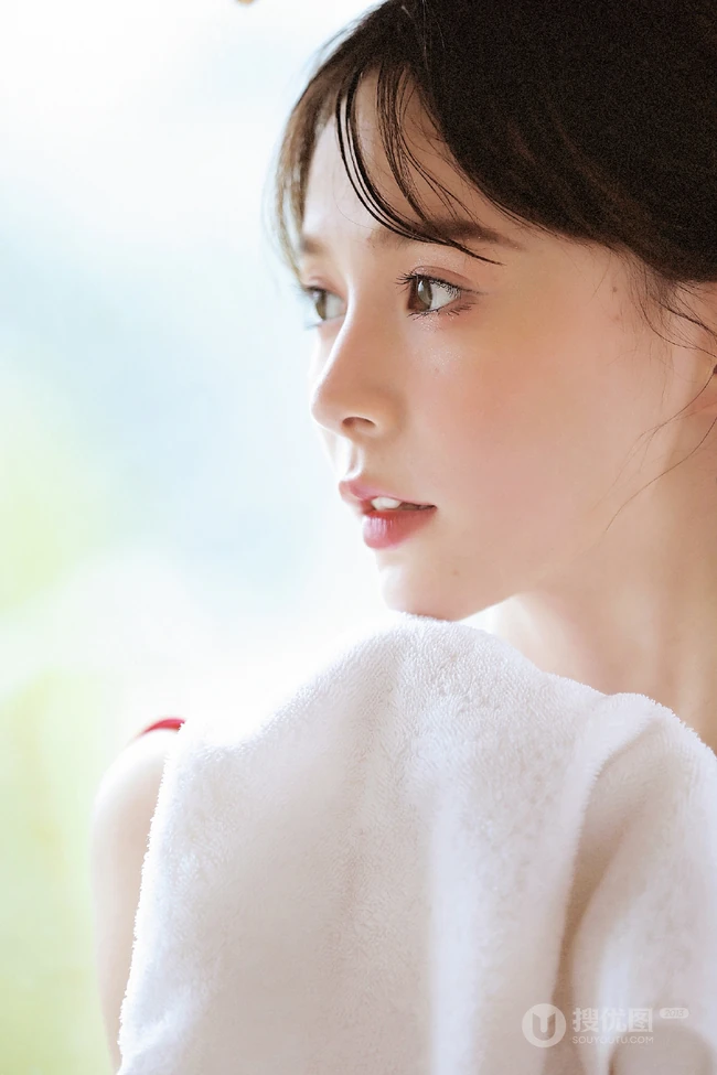 穿红色条纹装的肩带裙高颜值湿发少女清新动人白皙浅粉写真美照