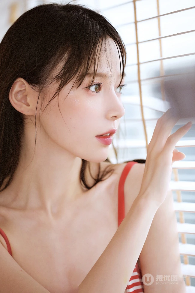 穿红色条纹装的肩带裙高颜值湿发少女清新动人白皙浅粉写真美照