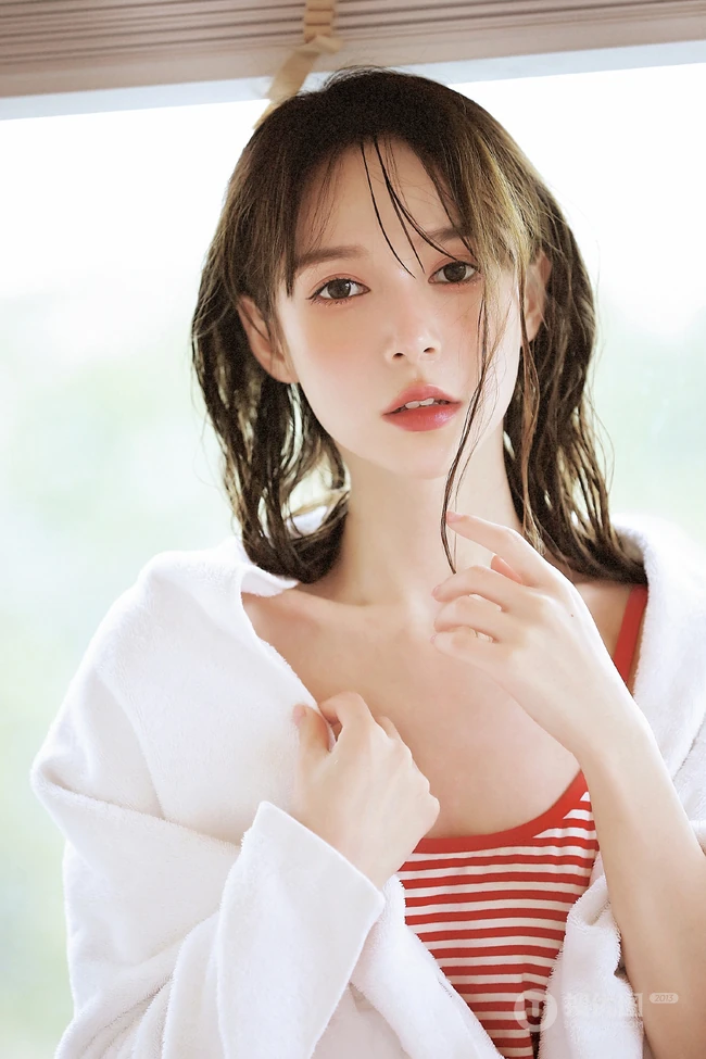 穿红色条纹装的肩带裙高颜值湿发少女清新动人白皙浅粉写真美照
