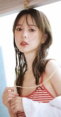穿红色条纹装的肩带裙高颜值湿发少女清新动人白皙浅粉写真美照