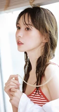穿红色条纹装的肩带裙高颜值湿发少女清新动人白皙浅粉写真美照