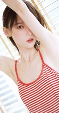 穿红色条纹装的肩带裙高颜值湿发少女清新动人白皙浅粉写真美照