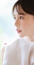 穿红色条纹装的肩带裙高颜值湿发少女清新动人白皙浅粉写真美照
