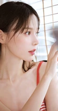 穿红色条纹装的肩带裙高颜值湿发少女清新动人白皙浅粉写真美照