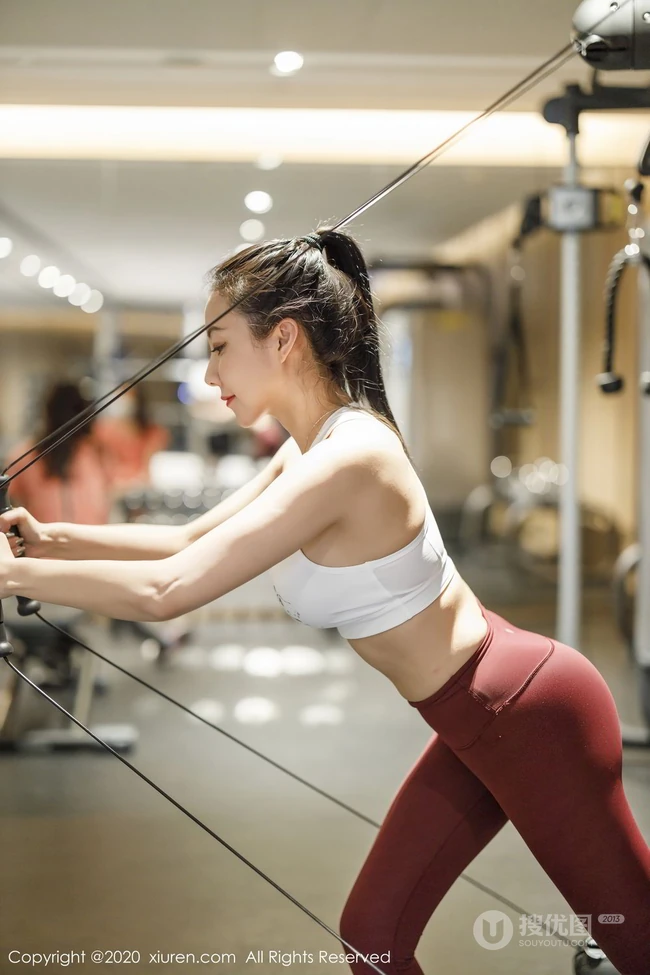 健身房风韵成熟气质轻熟果儿Victoria紧身运动背心长裤锻炼写真图片