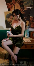 港风港味很浓的写真，女生周妍希ALICE肩带长裙优雅气质茶餐厅柔美美图收录