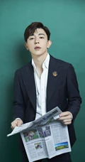 邓伦帅气西装白衬衫搭配，手拿报纸身材笔挺写真照片