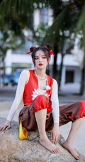 杨超越双丸子头造型化身小哪咤可爱俏皮户外写真美照