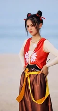 杨超越双丸子头造型化身小哪咤可爱俏皮户外写真美照