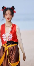 杨超越双丸子头造型化身小哪咤可爱俏皮户外写真美照