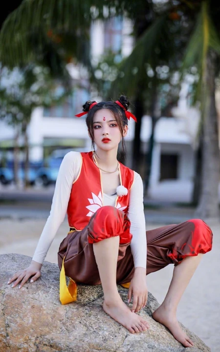 杨超越双丸子头造型化身小哪咤可爱俏皮户外写真美照