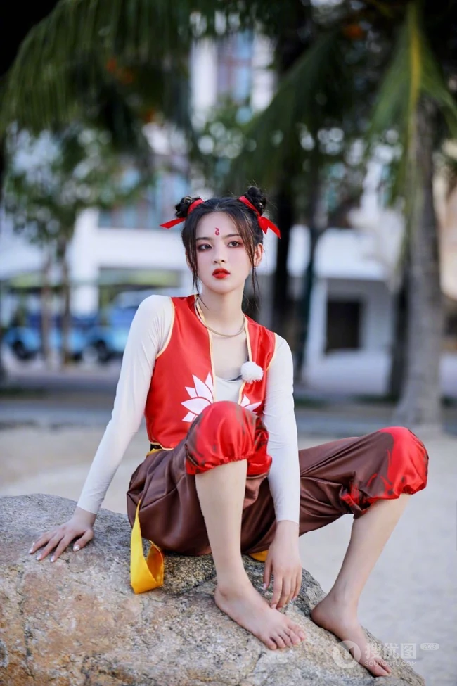 杨超越双丸子头造型化身小哪咤可爱俏皮户外写真美照