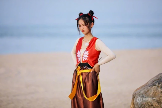 杨超越双丸子头造型化身小哪咤可爱俏皮户外写真美照