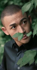 宁静而致远，演员聂远享受清新户外自然景色，超短小平头发型俊朗有型