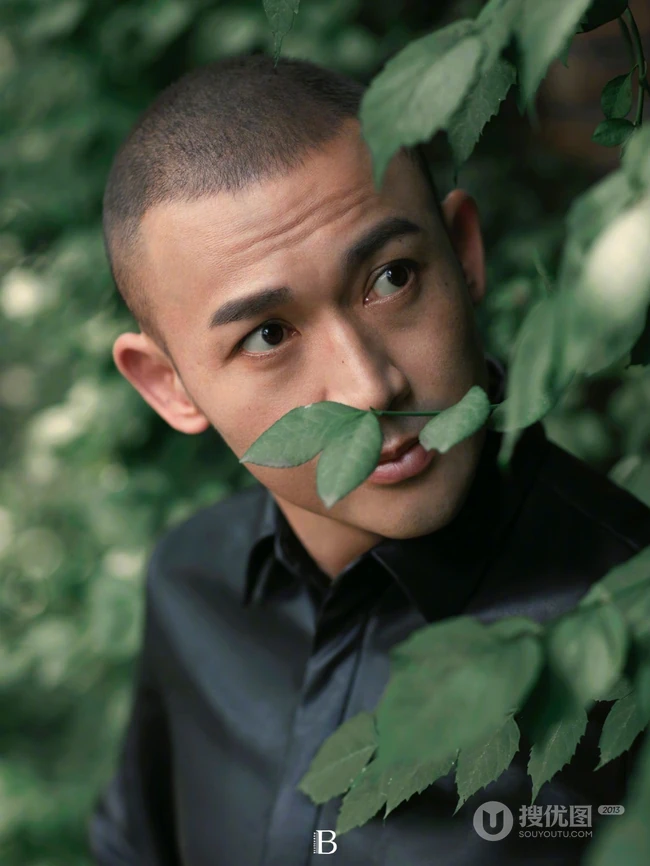 宁静而致远，演员聂远享受清新户外自然景色，超短小平头发型俊朗有型