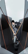 孟美岐个性《红秀》杂志写真，玩转黑与红两种色彩元素，时尚动感又动人